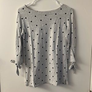 Old navy 3/4 sleeve polka dot top with notch sides and ties on the end of sleeve